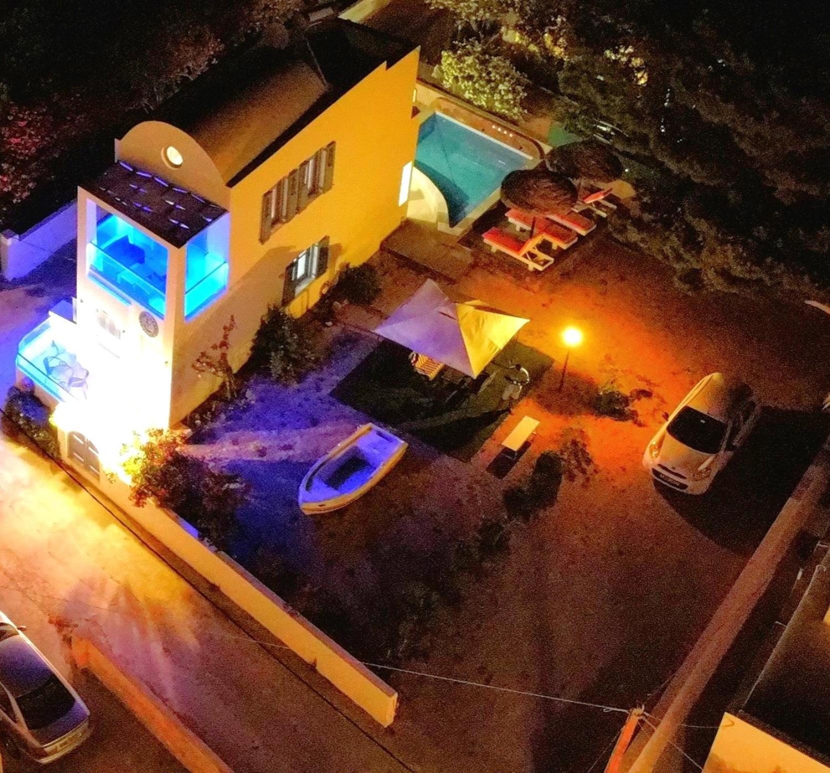Located By The Sea One Beachfront Private Captain Lazaros Pool Villa With Loft In 750Sqm Spacious Private Plot-Jacuzzi-Sunrelax-Furnished Terace-Gazebo-Private Parking,Sleep 3 Adults And 2 Children, Just Steps From The Black Beach-Seaview Perissa  Zewnętrze zdjęcie