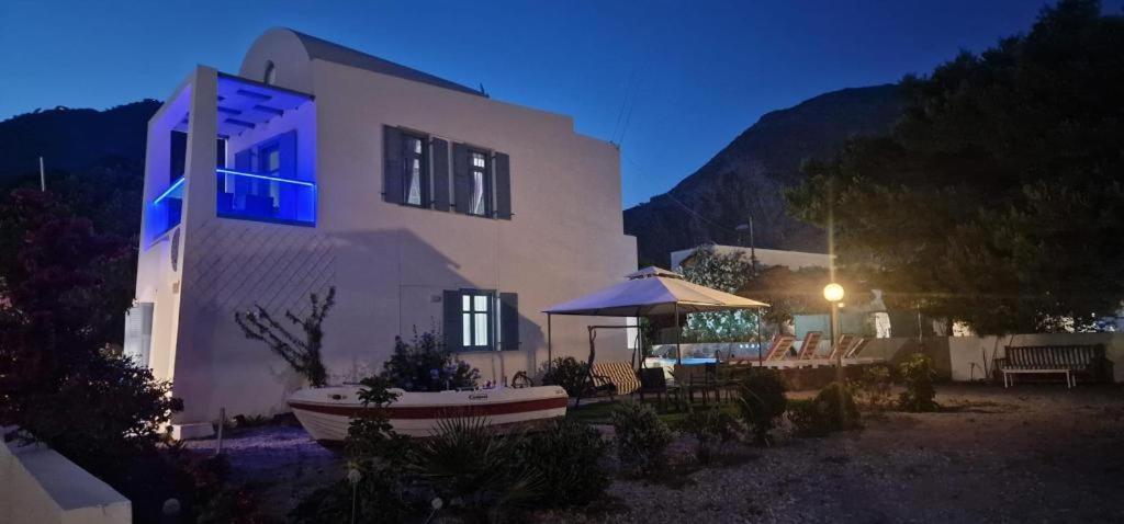 Located By The Sea One Beachfront Private Captain Lazaros Pool Villa With Loft In 750Sqm Spacious Private Plot-Jacuzzi-Sunrelax-Furnished Terace-Gazebo-Private Parking,Sleep 3 Adults And 2 Children, Just Steps From The Black Beach-Seaview Perissa  Zewnętrze zdjęcie