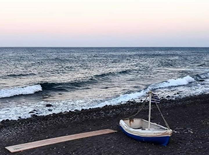 Located By The Sea One Beachfront Private Captain Lazaros Pool Villa With Loft In 750Sqm Spacious Private Plot-Jacuzzi-Sunrelax-Furnished Terace-Gazebo-Private Parking,Sleep 3 Adults And 2 Children, Just Steps From The Black Beach-Seaview Perissa  Zewnętrze zdjęcie