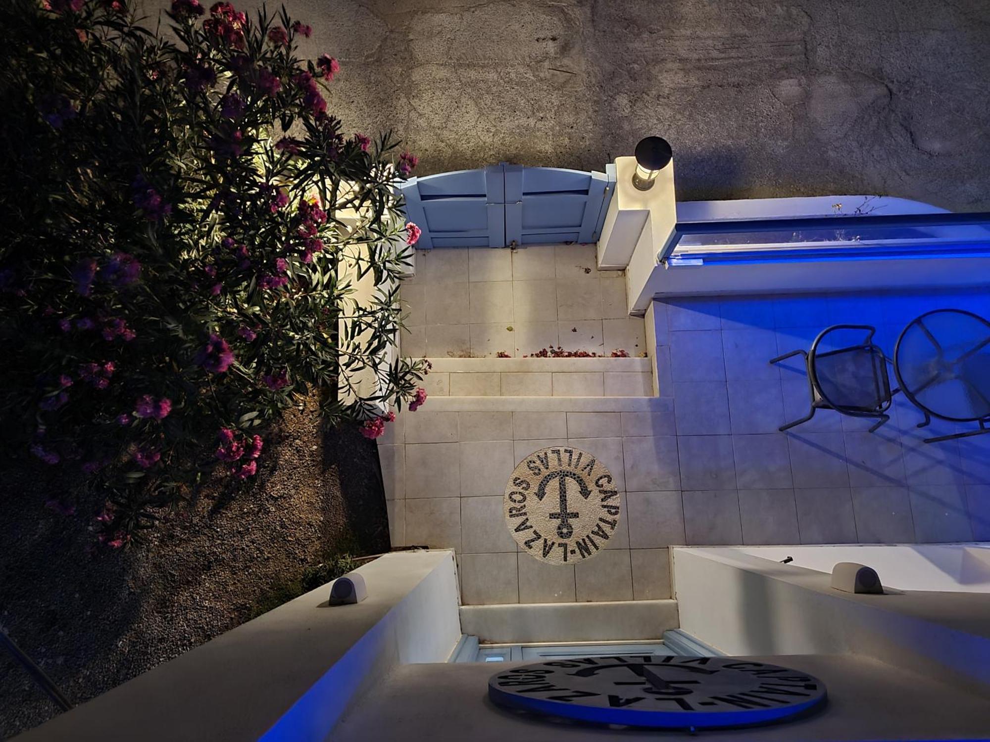 Located By The Sea One Beachfront Private Captain Lazaros Pool Villa With Loft In 750Sqm Spacious Private Plot-Jacuzzi-Sunrelax-Furnished Terace-Gazebo-Private Parking,Sleep 3 Adults And 2 Children, Just Steps From The Black Beach-Seaview Perissa  Zewnętrze zdjęcie