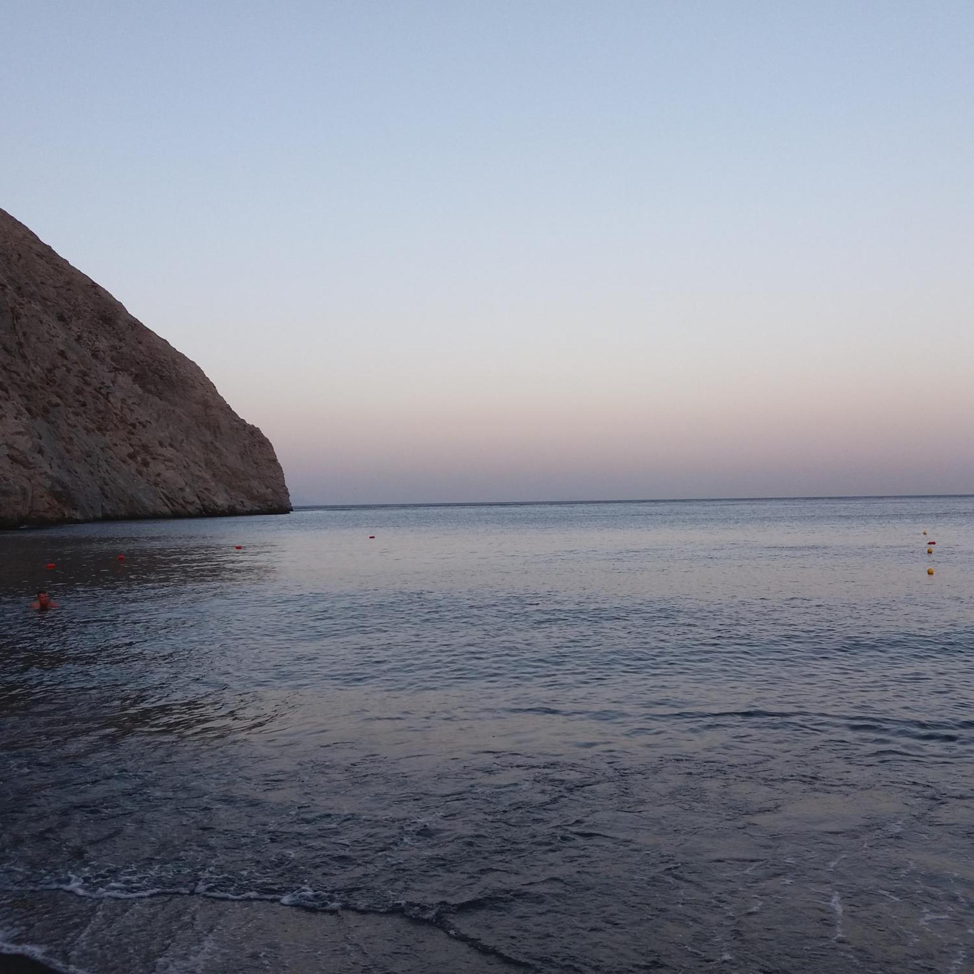 Located By The Sea One Beachfront Private Captain Lazaros Pool Villa With Loft In 750Sqm Spacious Private Plot-Jacuzzi-Sunrelax-Furnished Terace-Gazebo-Private Parking,Sleep 3 Adults And 2 Children, Just Steps From The Black Beach-Seaview Perissa  Zewnętrze zdjęcie