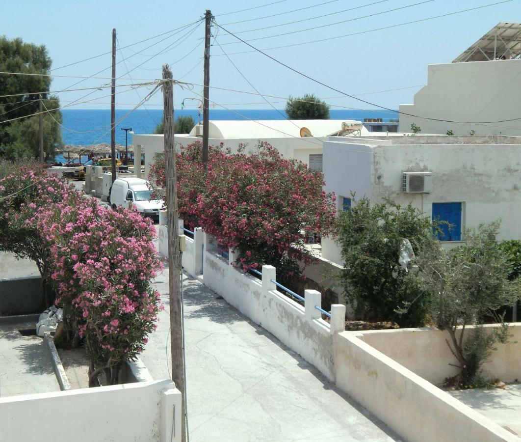 Located By The Sea One Beachfront Private Captain Lazaros Pool Villa With Loft In 750Sqm Spacious Private Plot-Jacuzzi-Sunrelax-Furnished Terace-Gazebo-Private Parking,Sleep 3 Adults And 2 Children, Just Steps From The Black Beach-Seaview Perissa  Zewnętrze zdjęcie
